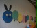 Eine selbstgebastelte bunte Raupe hängt an einer Wand im Kindergarten.