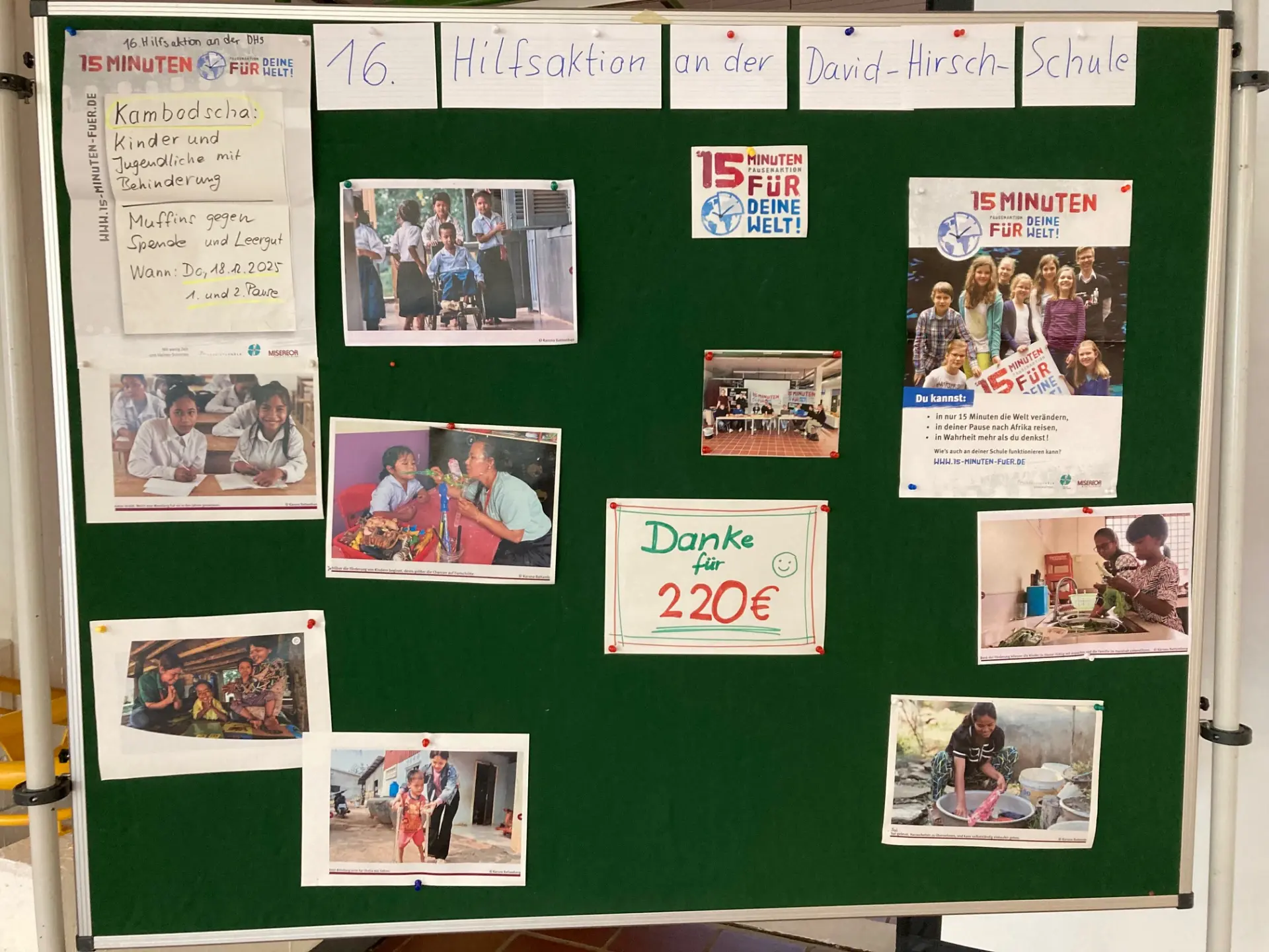 Eine Fotowand zeigt Bilder von Kindern und Jugendlichen in Kambodscha