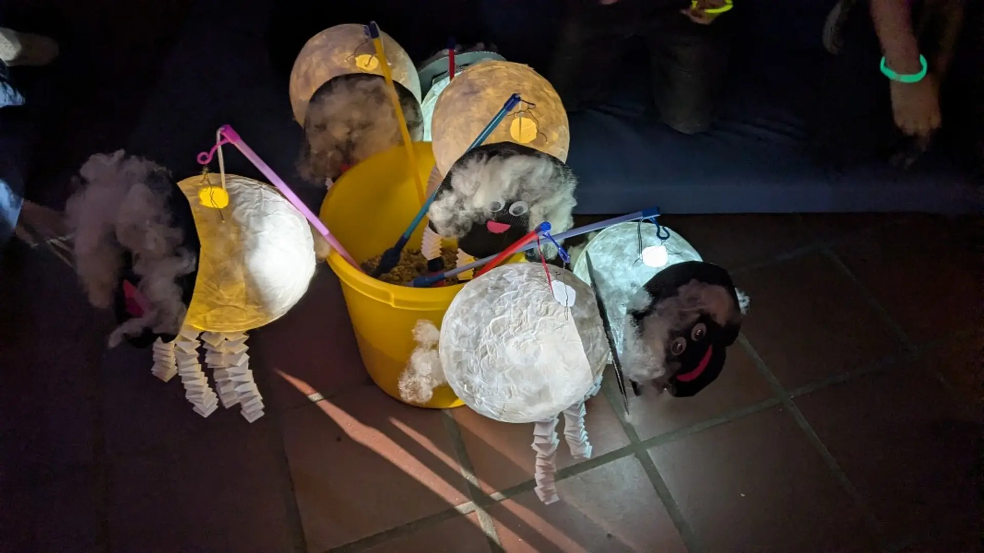 Selbstgebastelte Schäfchen-Laternen leuchten stimmungsvoll.